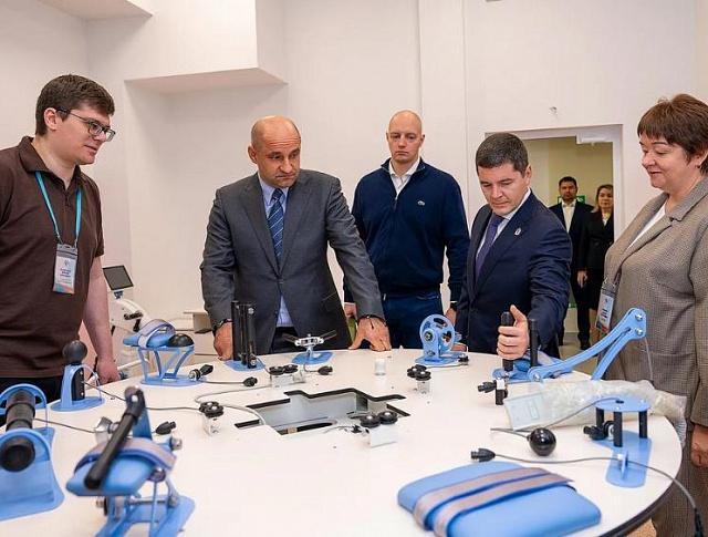 Presidential Plenipotentiary Representative in the Ural Federal District Artyom Zhoga assesses the equipment of the Doverie center built by VIS Group in Salekhard