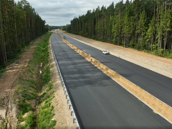 Top asphalt layer is being placed on the Mytishchi Expressway under construction