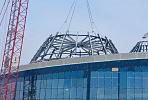 Metal structure weighing 75 tons is being installed on the roof of the Arctic Center in Yakutsk