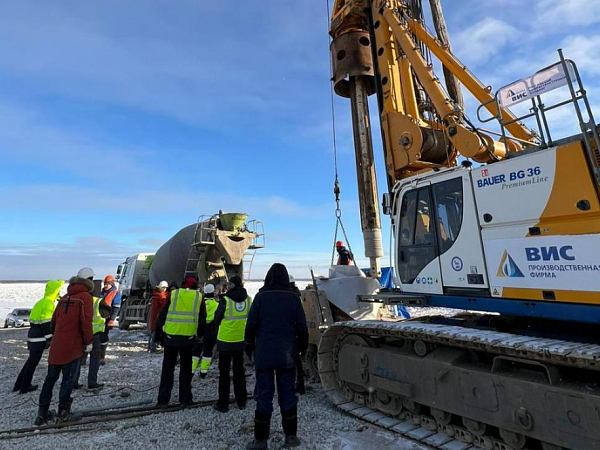 First piles of the Lena Bridge successfully pass stamp tests