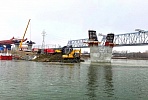 Construction crews will completely dismantle temporary bridge structures in the Ob riverbed for the passage of flood waters by the end of the week 